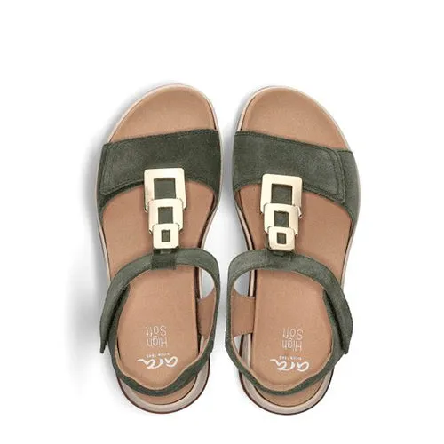 Ara Osaka sandal