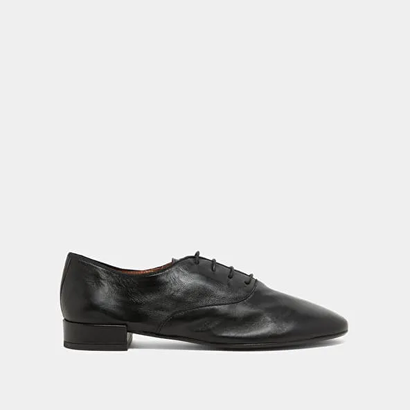 Flat heel richelieus in black leather