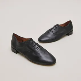 Flat heel richelieus in black leather