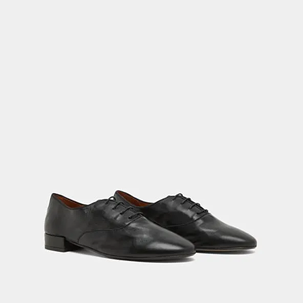 Flat heel richelieus in black leather