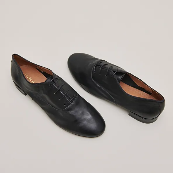 Flat heel richelieus in black leather