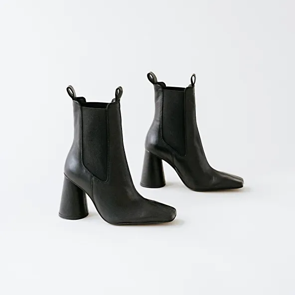 High heel boots, elastic and square toe in black leather