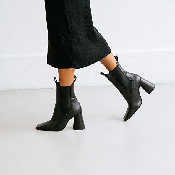 High heel boots, elastic and square toe in black leather