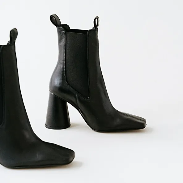 High heel boots, elastic and square toe in black leather