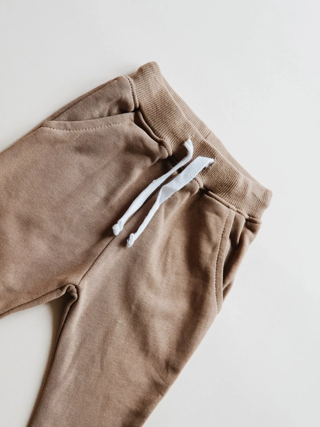 ORCAS LUCILLE JOGGER | MOCHA